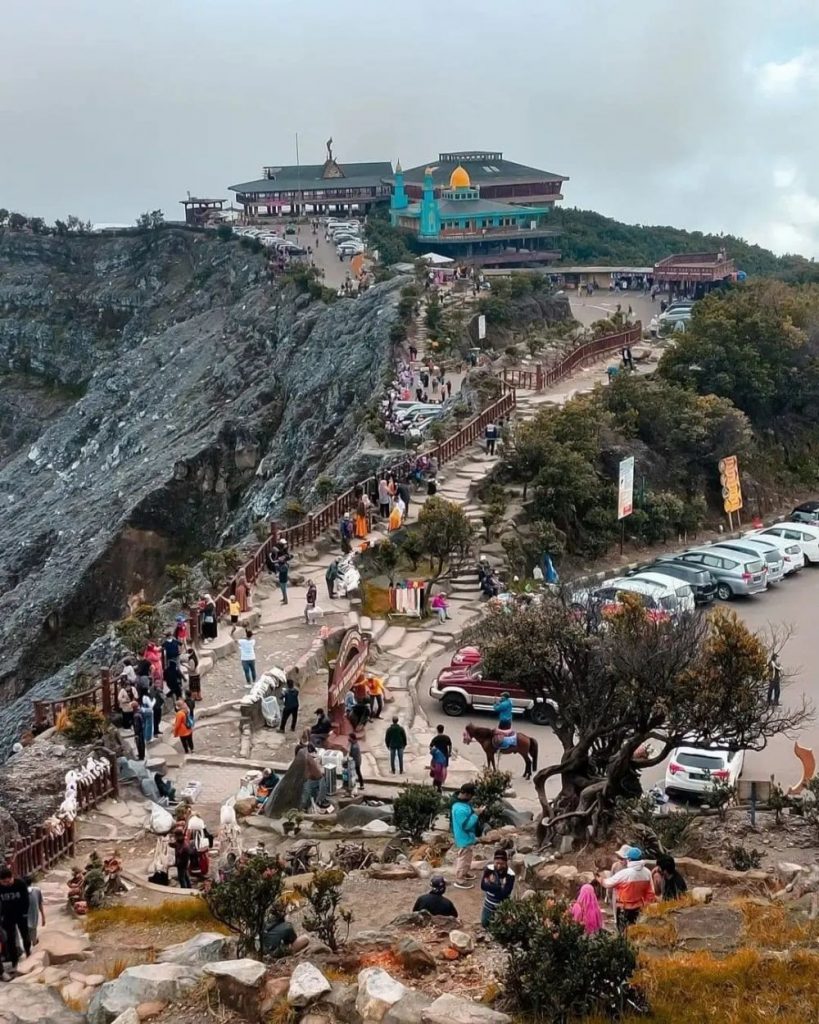 GUNUG TANGKUBAN PERAHU VILLA CIATER HIGHLAND